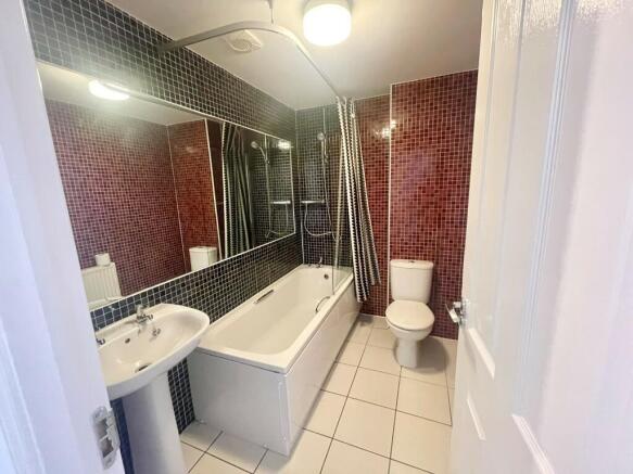 4 bed House to rent Image 6