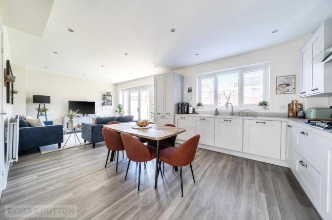 4 bed Detached for sale Image 5