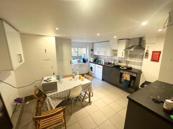 6 bed Terraced to rent Image 4