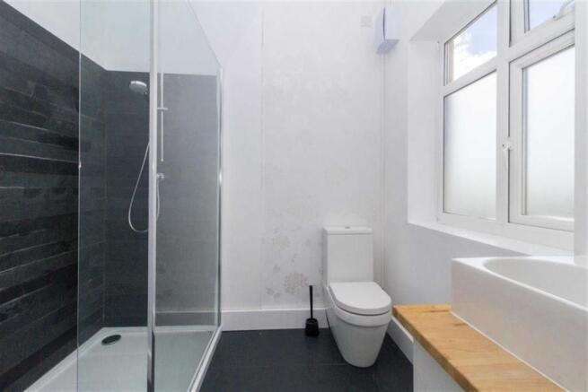 EN-SUITE SHOWER AREA