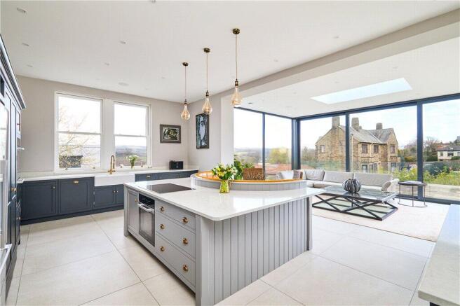6 bed Detached for sale Image 6