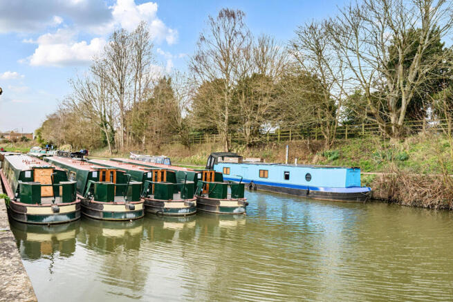 Kennet & Avon canal beside The Wharf