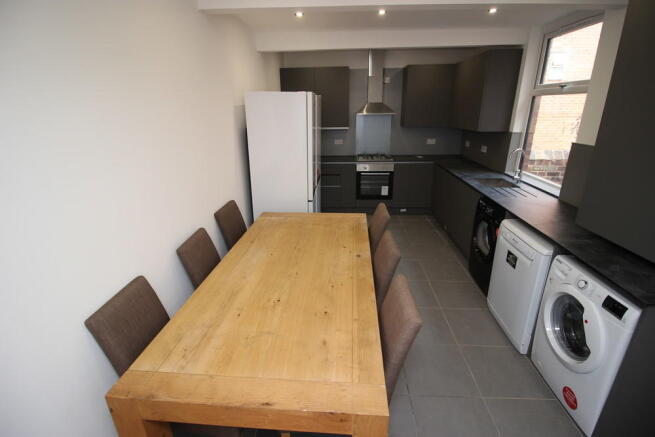 6 bed House Share to rent Image 7