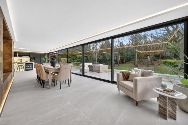 5 bed Detached for sale Image 10