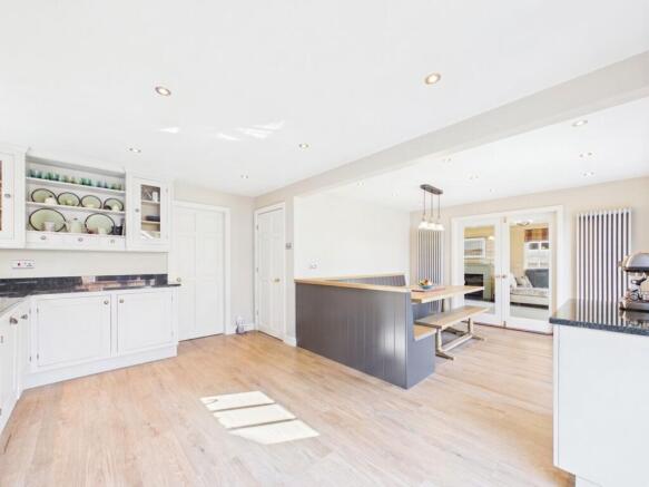 4 bed Detached for sale Image 6