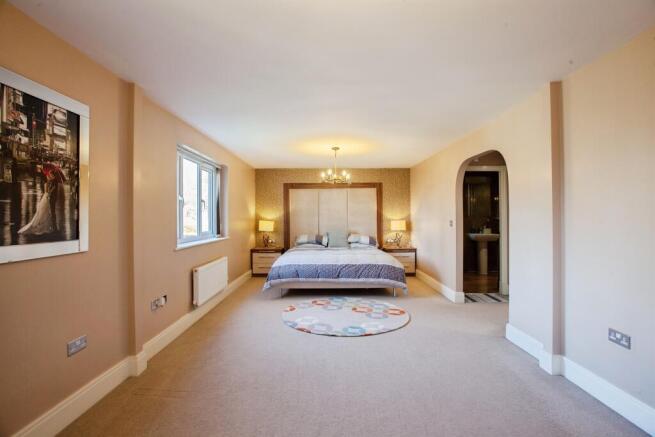 5 bed Detached for sale Image 11