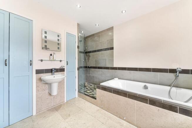 6 bed Detached for sale Image 12