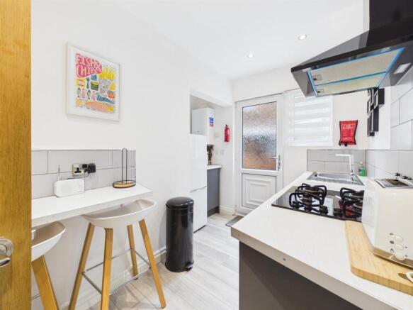 2 bed Flat for sale Image 4