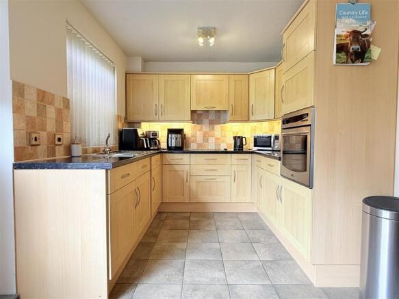 3 bed Town House for sale Image 4