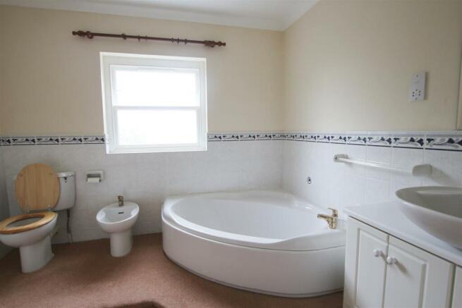 EN-SUITE BATHROOM
