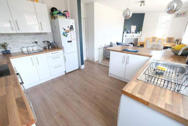 KITCHEN/DINING ROOM