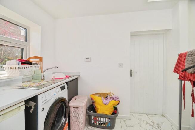 4 bed Detached for sale Image 8