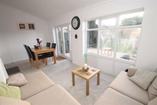 DINING/SITTING ROOM