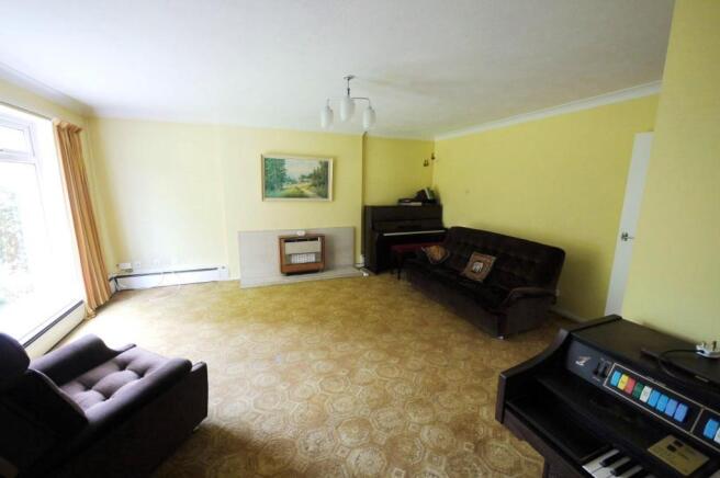 'L' SHAPED LOUNGE:-