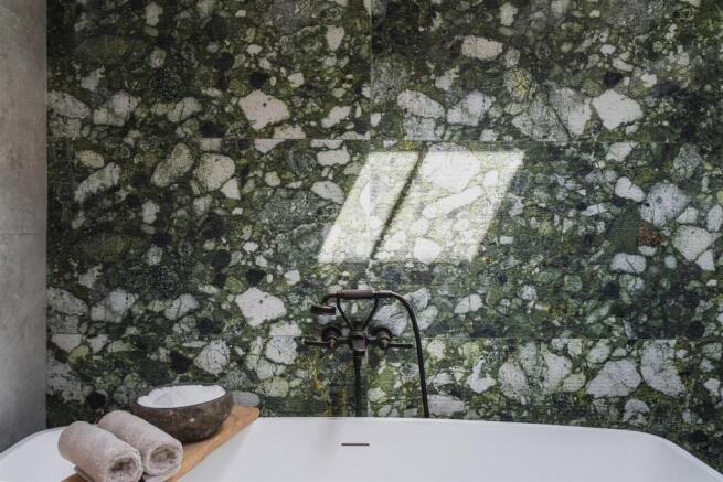 Master En-Suite Bathroom