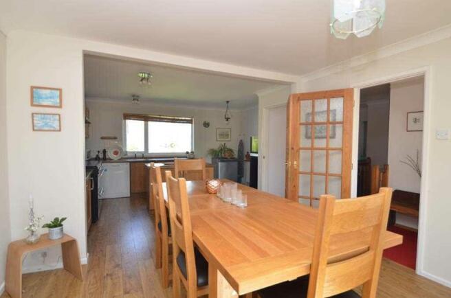 KITCHEN/DINING ROOM