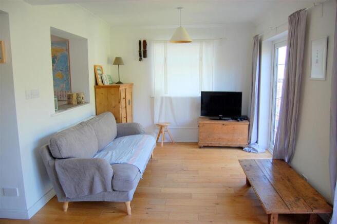 OPEN PLAN LIVING / DINING AREA