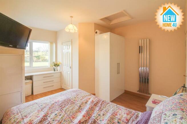 MAIN BEDROOM: