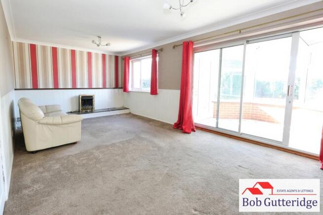 OPEN PLAN LOUNGE / DINING ROOM