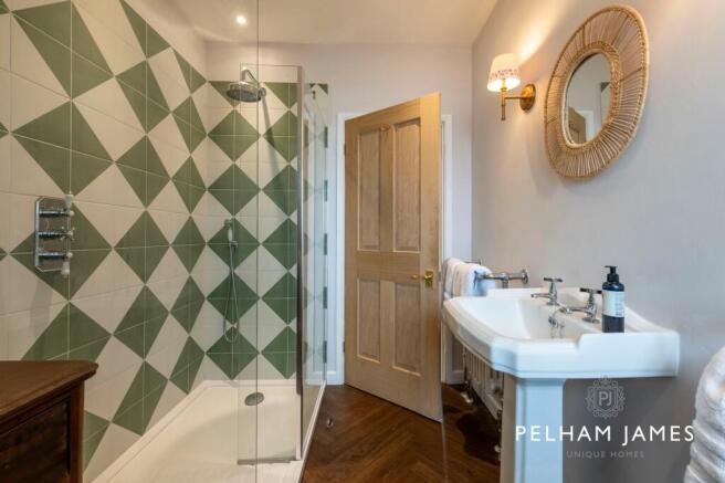 Principal En Suite, Barn Cottage, Castle Bytham