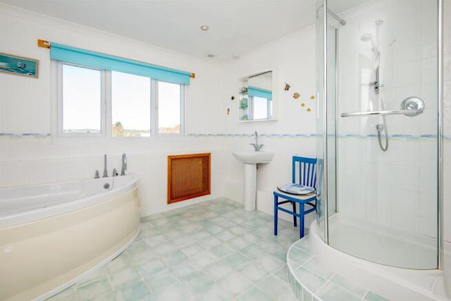 EN-SUITE BATH/SHOWER ROOM