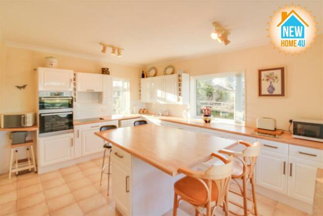 KITCHEN / BREAKFAST ROOM: