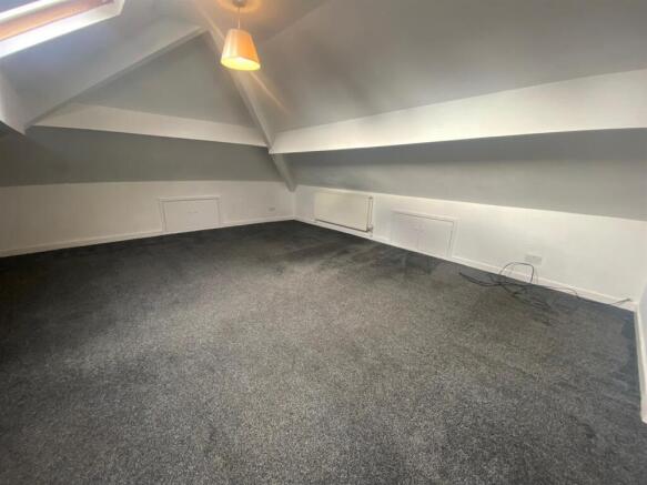 4 bed Semi-Detached Bungalow to rent Image 9