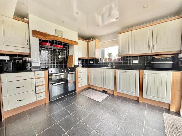 4 bed Detached for sale Image 9