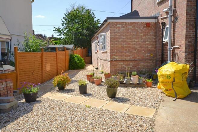 Front Garden 1 (3).jpg