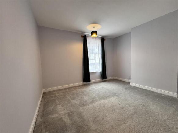 2 bed Terraced to rent Image 9