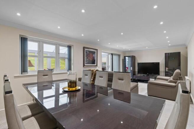 4 bed Detached for sale Image 11