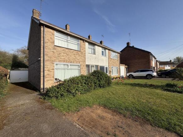 3-bed semi-detached on Stanwell Drive, Middleton Cheney, Oxfordshire, £300,000