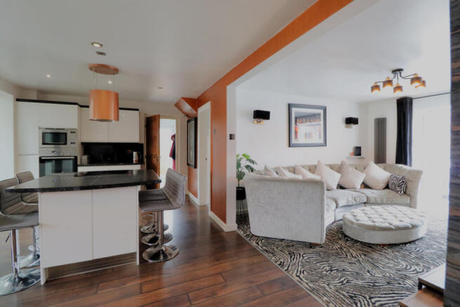 5 bed Detached for sale Image 10
