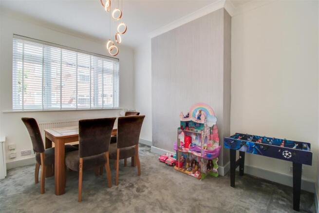 SITTING/DINING ROOM