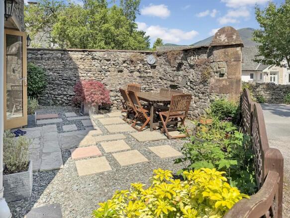 Walled Side Court...
