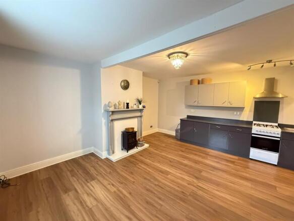 2 bed House to rent Image 5