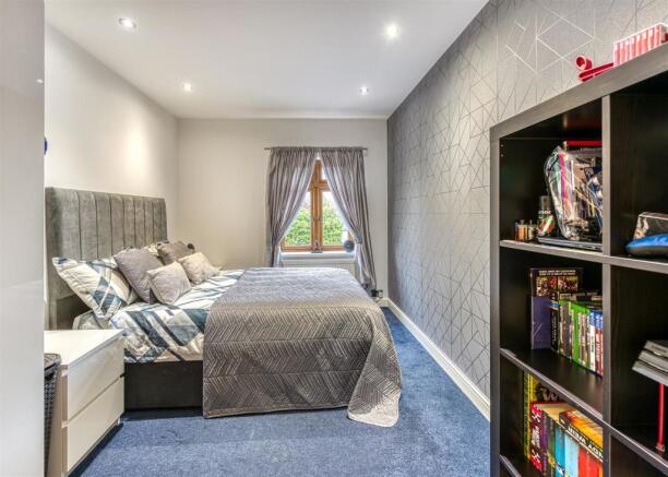 58 Birches Road-bed4.jpg