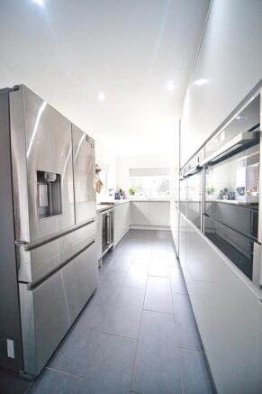 6 bed Detached for sale Image 9