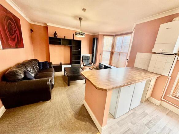2 bed Apartment to rent Image 6