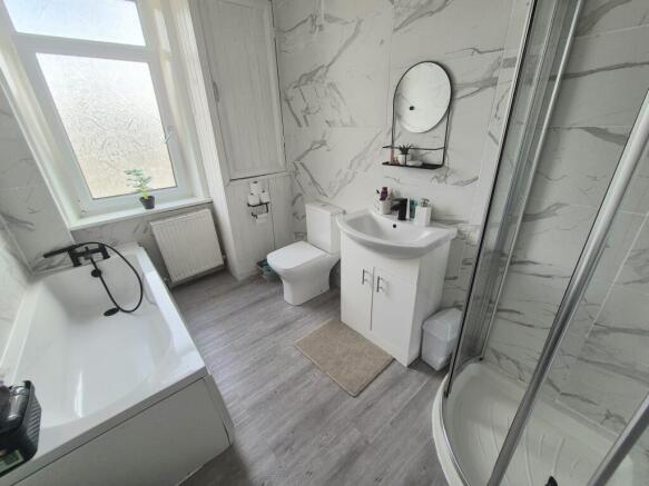 2 bed Terraced to rent Image 6