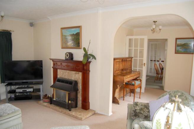 L-SHAPED LIVING ROOM