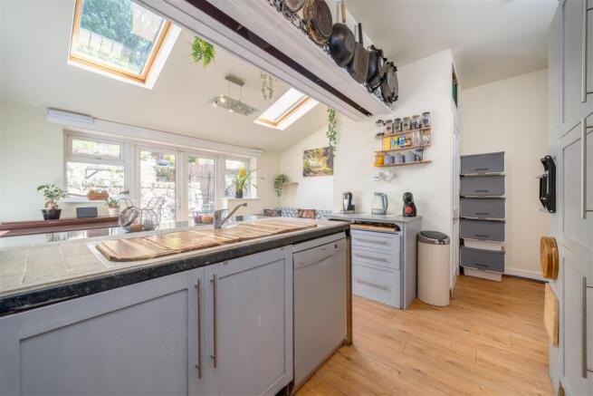 3 bed Terraced for sale Image 10