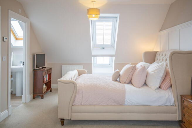 4 bed Detached for sale Image 11