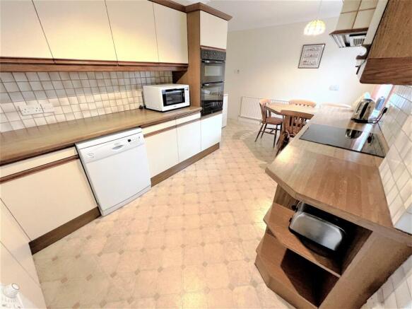 KITCHEN/BREAKFAST ROOM