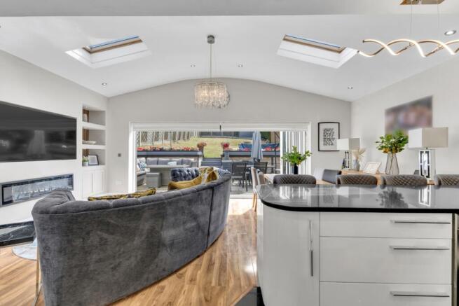 6 bed Detached for sale Image 3