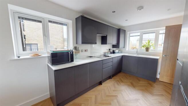 4 bed Detached for sale Image 5