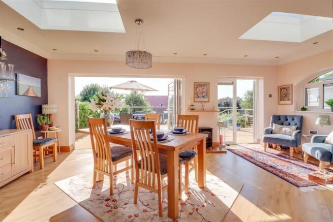 67 GUERNSEY GARDENS INSIDE-25.jpg