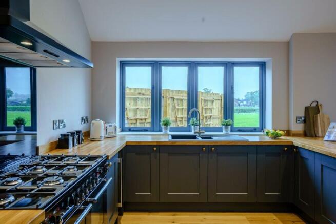 Kitchen 2.jpeg