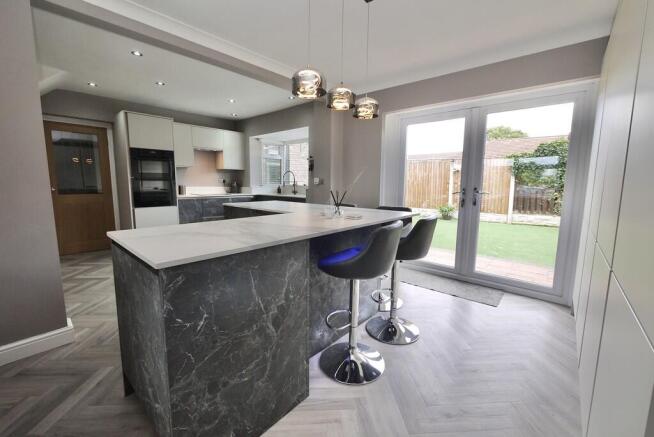 5 bed Detached for sale Image 9