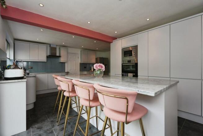5 bed Detached for sale Image 8